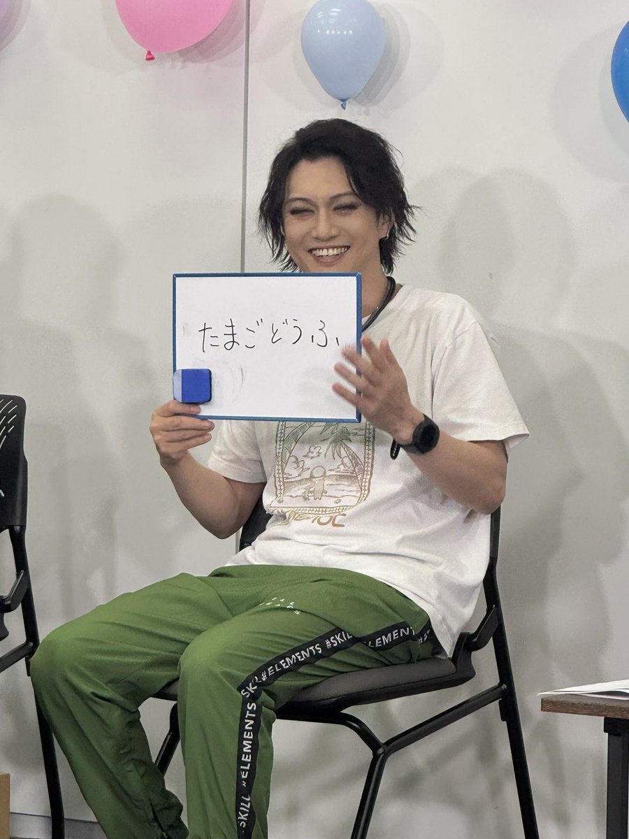 kyanyutakastaff's tweet photo. #月刊ゴールデンボンバー
メルヘンソープバブルSP

「たまごどうふ」のフリップを持った喜矢武さんです🍳 

タイムシフトは10/23(金)23:59まで↓↓↓
https://t.co/Q0ucwJ6fI1

#喜矢武豊 https://t.co/E3N7QWvOpF