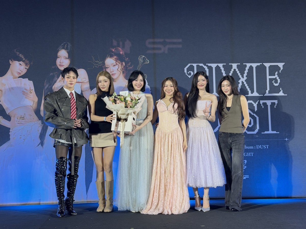 LYKNofficial's tweet photo. Congratulations to PiXXiE on your 3rd Full Album “DUSTY” 🖤✨
ยินดีกับทั้ง 3 สาว PiXXiE และอีกหนึ่งก้าวสำคัญกับอัลบั้มเต็มชุดที่ 3 “DUSTY” ด้วยนะครับ 💫

#PiXXiE_DUST_GalaNight
#PiXXiE #PiXXiE_3rdFullAlbum
#Lego_Rapeepong
#LYKN https://t.co/Ve6gOa5HOM