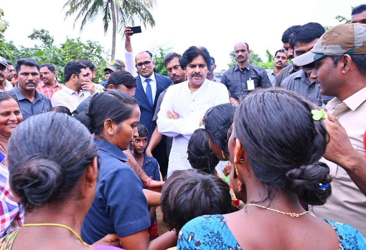 APDeputyCMO's tweet photo. విన్నారు.. స్పందించారు.. పరిష్కరించారు

• పిఠాపురం ప్రజా వినతులకు ఉప ముఖ్యమంత్రి శ్రీ @PawanKalyan ‌ గారు తక్షణ స్పందన 

పిఠాపురం నియోజకవర్గం పర్యటన సందర్భంగా వివిధ సమస్యలపై ప్రజల నుంచి అందిన అర్జీలను సత్వరమే పరిష్కరించాలని రాష్ట్ర ఉప ముఖ్యమంత్రివర్యులు శ్రీ పవన్ కళ్యాణ్ గారు అధికారులను ఆదేశించారు. పర్యటనలో ప్రజలు సమర్పించిన వినతిపత్రాలను బుధవారం స్వయంగా పరిశీలించిన శ్రీ పవన్ కళ్యాణ్ గారు తక్షణమే వాటి పరిష్కారానికి చర్యలు చేపట్టారు. సమస్యల పరిష్కారానికి అధికారులు బాధ్యతగా, మానవతా దృక్పథంతో పని చేయాలని స్పష్టం చేశారు.  
* ఆరు గ్రామ పంచాయతీ భవనాలు మంజూరు
 గ్రామాల్లో స్థానిక పాలనను మరింత బలోపేతం చేయడంతోపాటు, ప్రభుత్వ సేవలను ప్రజలకు మరింత చేరువ చేసేందుకు తమ గ్రామాల్లో గ్రామ పంచాయతీ భవనాలు ఏర్పాటు చేయాలని అమరవిల్లి, కొమరగిరి, గోర్స, నవఖండ్రవాడ, చేబ్రోలు, దుర్గాడ గ్రామాల ప్రజలు  శ్రీ పవన్ కళ్యాణ్ గారిని కోరారు. ఈ మేరకు తమ సమస్యలను వివరిస్తూ వినతి పత్రాలను సమర్పించారు. ప్రజల విజ్ఞప్తిపై తక్షణమే స్పందించిన శ్రీ పవన్ కళ్యాణ్ గారు, ఆయా గ్రామాల అవసరాలను పరిగణనలోకి తీసుకుని ఒక్కో గ్రామ పంచాయతీ భవనానికి రూ.32 లక్షల చొప్పున, మొత్తం ఆరు భవనాల నిర్మాణానికి రూ.1.92 కోట్ల నిధులను కేటాయించారు. గ్రామ పంచాయతీ భవనాల ఏర్పాటుకు అవసరమైన ప్రక్రియను వెంటనే చేపట్టడంతోపాటు, నిర్మాణ పనులను త్వరితగతిన ప్రారంభించేలా చర్యలు తీసుకోవాలని సంబంధిత అధికారులను ఆదేశించారు.

• గొల్లప్రోలు డ్రైనేజీల సమస్యకు సత్వర స్పందన
గొల్లప్రోలు మున్సిపాలిటీలోని డ్రైనేజీ వ్యవస్థను శ్రీ పవన్ కళ్యాణ్ గారు స్వయంగా పరిశీలించారు. ఈ సందర్భంగా స్థానిక ప్రజలతో మాట్లాడి వారి సమస్యలను తెలుసుకున్నారు. వర్షాలు కురిసిన సమయంలో డ్రెయిన్లు పొంగిపొర్లడంతో మురుగు నీరు ఇళ్లలోకి, రహదారులపైకి చేరి తీవ్ర ఇబ్బందులు ఎదురవుతున్నాయని స్థానికులు ఆయన దృష్టికి తీసుకువచ్చారు. సమస్య తీవ్రతపై అధికారులను వివరాలు అడిగి తెలుసుకున్న శ్రీ పవన్ కళ్యాణ్ గారు- డ్రైనేజీ వ్యవస్థను మెరుగుపరిచేందుకు అవసరమైన చర్యలు చేపట్టాలన్నారు . సమస్యకు పరిష్కారం చూపేందుకు సుమారు రూ.4.50 కోట్ల వ్యయం అవుతుందని అధికారులు అంచనా వేశారు. అదే విధంగా రాయవరం రోడ్డు, తాటిపర్తి రోడ్డు, మెయిన్ రోడ్డులో నెలకొన్న డ్రైనేజీ సమస్యలను కూడా స్థానికులు శ్రీ పవన్ కళ్యాణ్ గారి దృష్టికి తీసుకువచ్చారు. ప్రజలకు ఇబ్బందులు లేకుండా పాడా, మున్సిపల్ నిధులను వినియోగించి ఆయా ప్రాంతాల్లో అవసరమైన డ్రైనేజీ పనులు చేపట్టి సమస్యకు శాశ్వత పరిష్కారం చూపేలా చర్యలు తీసుకోవాలని శ్రీ పవన్ కళ్యాణ్ గారు సంబంధిత అధికారులను ఆదేశించారు.  గొల్లప్రోలు మున్సిపాలిటీలో పెరుగుతున్న పారిశుద్ధ్య అవసరాలను దృష్టిలో ఉంచుకుని, శానిటేషన్ పనులను మరింత సమర్థవంతంగా నిర్వహించేందుకు రూ. 25 లక్షలతో జేసీబీని మంజూరు చేశారు.   

• వలస కూలీల సమస్యలపై ఆరా
నియోజక వర్గం పరిధిలో పని చేస్తున్న వలస కూలీలతో  శ్రీ పవన్ కళ్యాణ్ గారు మాట్లాడారు. వారి సమస్యలను అడిగి తెలుసుకున్నారు. ఈ సందర్భంగా తాగునీరు, తాత్కాలిక వసతి, విద్యుత్‌ సౌకర్యం, రేషన్‌ అందించాలని వలస కూలీలు విజ్ఞప్తి చేశారు. వారి విజ్ఞప్తిపై సానుకూలంగా స్పందించిన శ్రీ పవన్‌ కళ్యాణ్‌ గారు, వలస కూలీలకు అవసరమైన మౌలిక వసతులు కల్పించేలా చర్యలు తీసుకోవాలని జిల్లా కలెక్టర్‌ను ఆదేశించారు. తాగు నీరు, తాత్కాలిక వసతి, విద్యుత్‌, రేషన్‌ వంటి సౌకర్యాలు అందేలా సంబంధిత శాఖల అధికారులతో సమన్వయం చేసుకుని అవసరమైన చర్యలు చేపట్టాలని సూచించారు.  

• ఆలయాల అభివృద్ధికి రూ.1.50 కోట్లు కేటాయింపు
ఆలయాల అభివృద్ధి, భక్తులకు అవసరమైన మౌలిక వసతుల కల్పన కోసం ప్రజల నుంచి అందిన అర్జీలను పరిశీలించిన శ్రీ పవన్ కళ్యాణ్ గారు... ప్రజల విజ్ఞప్తులను పరిగణనలోకి తీసుకుని దేవాదాయ శాఖ అధికారులతో మాట్లాడి, ఆయా ఆలయాల అభివృద్ధి పనులకు మొత్తం రూ.1.50 కోట్ల నిధులు కేటాయించేలా చొరవ తీసుకున్నారు. ఇందులో భాగంగా విరవలోని శ్రీ రామలింగేశ్వర స్వామి ఆలయం, కోనేరు అభివృద్ధి పనులకు రూ.కోటి, కొండేవరం కోదండ రామాలయం అభివృద్ధికి రూ.25 లక్షలు, ఫక్రుద్దీన్‌పాలెంలోని సుబ్రహ్మణ్యేశ్వర స్వామి ఆలయం, కనకదుర్గ ఆలయాల అభివృద్ధికి రూ.25 లక్షలు కేటాయించారు.     

• కొండెవరం విద్యుత్ సమస్యకు పరిష్కారం
యు.కొత్తపల్లి మండలం కొండెవరం గ్రామస్తులు ఎన్నో ఏళ్లుగా ఎదుర్కొంటున్న విద్యుత్ సమస్యకు ఎట్టకేలకు పరిష్కారం లభించింది. గ్రామంలోని ఇందిరా కాలనీ సమీపంలో ప్రమాదకరంగా ఉన్న 11 కేవీ విద్యుత్ లైన్లు, ట్రాన్స్‌ఫార్మర్‌ను సురక్షిత ప్రాంతానికి తరలించాలని గ్రామస్తులు చాలాకాలంగా అధికారులను కోరుతూ వస్తున్నారు. (1/2)
