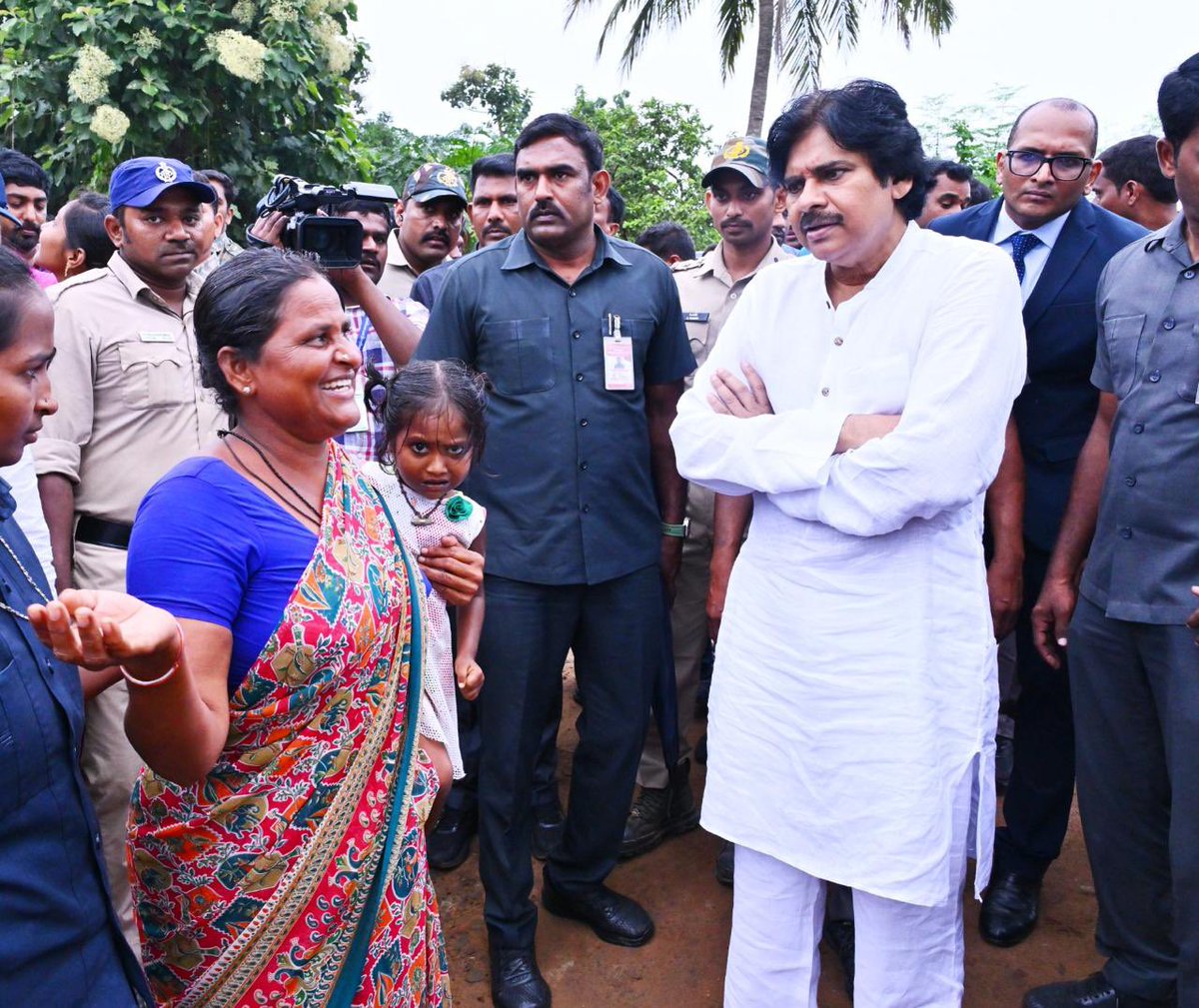 APDeputyCMO's tweet photo. విన్నారు.. స్పందించారు.. పరిష్కరించారు

• పిఠాపురం ప్రజా వినతులకు ఉప ముఖ్యమంత్రి శ్రీ @PawanKalyan ‌ గారు తక్షణ స్పందన 

పిఠాపురం నియోజకవర్గం పర్యటన సందర్భంగా వివిధ సమస్యలపై ప్రజల నుంచి అందిన అర్జీలను సత్వరమే పరిష్కరించాలని రాష్ట్ర ఉప ముఖ్యమంత్రివర్యులు శ్రీ పవన్ కళ్యాణ్ గారు అధికారులను ఆదేశించారు. పర్యటనలో ప్రజలు సమర్పించిన వినతిపత్రాలను బుధవారం స్వయంగా పరిశీలించిన శ్రీ పవన్ కళ్యాణ్ గారు తక్షణమే వాటి పరిష్కారానికి చర్యలు చేపట్టారు. సమస్యల పరిష్కారానికి అధికారులు బాధ్యతగా, మానవతా దృక్పథంతో పని చేయాలని స్పష్టం చేశారు.  
* ఆరు గ్రామ పంచాయతీ భవనాలు మంజూరు
 గ్రామాల్లో స్థానిక పాలనను మరింత బలోపేతం చేయడంతోపాటు, ప్రభుత్వ సేవలను ప్రజలకు మరింత చేరువ చేసేందుకు తమ గ్రామాల్లో గ్రామ పంచాయతీ భవనాలు ఏర్పాటు చేయాలని అమరవిల్లి, కొమరగిరి, గోర్స, నవఖండ్రవాడ, చేబ్రోలు, దుర్గాడ గ్రామాల ప్రజలు  శ్రీ పవన్ కళ్యాణ్ గారిని కోరారు. ఈ మేరకు తమ సమస్యలను వివరిస్తూ వినతి పత్రాలను సమర్పించారు. ప్రజల విజ్ఞప్తిపై తక్షణమే స్పందించిన శ్రీ పవన్ కళ్యాణ్ గారు, ఆయా గ్రామాల అవసరాలను పరిగణనలోకి తీసుకుని ఒక్కో గ్రామ పంచాయతీ భవనానికి రూ.32 లక్షల చొప్పున, మొత్తం ఆరు భవనాల నిర్మాణానికి రూ.1.92 కోట్ల నిధులను కేటాయించారు. గ్రామ పంచాయతీ భవనాల ఏర్పాటుకు అవసరమైన ప్రక్రియను వెంటనే చేపట్టడంతోపాటు, నిర్మాణ పనులను త్వరితగతిన ప్రారంభించేలా చర్యలు తీసుకోవాలని సంబంధిత అధికారులను ఆదేశించారు.

• గొల్లప్రోలు డ్రైనేజీల సమస్యకు సత్వర స్పందన
గొల్లప్రోలు మున్సిపాలిటీలోని డ్రైనేజీ వ్యవస్థను శ్రీ పవన్ కళ్యాణ్ గారు స్వయంగా పరిశీలించారు. ఈ సందర్భంగా స్థానిక ప్రజలతో మాట్లాడి వారి సమస్యలను తెలుసుకున్నారు. వర్షాలు కురిసిన సమయంలో డ్రెయిన్లు పొంగిపొర్లడంతో మురుగు నీరు ఇళ్లలోకి, రహదారులపైకి చేరి తీవ్ర ఇబ్బందులు ఎదురవుతున్నాయని స్థానికులు ఆయన దృష్టికి తీసుకువచ్చారు. సమస్య తీవ్రతపై అధికారులను వివరాలు అడిగి తెలుసుకున్న శ్రీ పవన్ కళ్యాణ్ గారు- డ్రైనేజీ వ్యవస్థను మెరుగుపరిచేందుకు అవసరమైన చర్యలు చేపట్టాలన్నారు . సమస్యకు పరిష్కారం చూపేందుకు సుమారు రూ.4.50 కోట్ల వ్యయం అవుతుందని అధికారులు అంచనా వేశారు. అదే విధంగా రాయవరం రోడ్డు, తాటిపర్తి రోడ్డు, మెయిన్ రోడ్డులో నెలకొన్న డ్రైనేజీ సమస్యలను కూడా స్థానికులు శ్రీ పవన్ కళ్యాణ్ గారి దృష్టికి తీసుకువచ్చారు. ప్రజలకు ఇబ్బందులు లేకుండా పాడా, మున్సిపల్ నిధులను వినియోగించి ఆయా ప్రాంతాల్లో అవసరమైన డ్రైనేజీ పనులు చేపట్టి సమస్యకు శాశ్వత పరిష్కారం చూపేలా చర్యలు తీసుకోవాలని శ్రీ పవన్ కళ్యాణ్ గారు సంబంధిత అధికారులను ఆదేశించారు.  గొల్లప్రోలు మున్సిపాలిటీలో పెరుగుతున్న పారిశుద్ధ్య అవసరాలను దృష్టిలో ఉంచుకుని, శానిటేషన్ పనులను మరింత సమర్థవంతంగా నిర్వహించేందుకు రూ. 25 లక్షలతో జేసీబీని మంజూరు చేశారు.   

• వలస కూలీల సమస్యలపై ఆరా
నియోజక వర్గం పరిధిలో పని చేస్తున్న వలస కూలీలతో  శ్రీ పవన్ కళ్యాణ్ గారు మాట్లాడారు. వారి సమస్యలను అడిగి తెలుసుకున్నారు. ఈ సందర్భంగా తాగునీరు, తాత్కాలిక వసతి, విద్యుత్‌ సౌకర్యం, రేషన్‌ అందించాలని వలస కూలీలు విజ్ఞప్తి చేశారు. వారి విజ్ఞప్తిపై సానుకూలంగా స్పందించిన శ్రీ పవన్‌ కళ్యాణ్‌ గారు, వలస కూలీలకు అవసరమైన మౌలిక వసతులు కల్పించేలా చర్యలు తీసుకోవాలని జిల్లా కలెక్టర్‌ను ఆదేశించారు. తాగు నీరు, తాత్కాలిక వసతి, విద్యుత్‌, రేషన్‌ వంటి సౌకర్యాలు అందేలా సంబంధిత శాఖల అధికారులతో సమన్వయం చేసుకుని అవసరమైన చర్యలు చేపట్టాలని సూచించారు.  

• ఆలయాల అభివృద్ధికి రూ.1.50 కోట్లు కేటాయింపు
ఆలయాల అభివృద్ధి, భక్తులకు అవసరమైన మౌలిక వసతుల కల్పన కోసం ప్రజల నుంచి అందిన అర్జీలను పరిశీలించిన శ్రీ పవన్ కళ్యాణ్ గారు... ప్రజల విజ్ఞప్తులను పరిగణనలోకి తీసుకుని దేవాదాయ శాఖ అధికారులతో మాట్లాడి, ఆయా ఆలయాల అభివృద్ధి పనులకు మొత్తం రూ.1.50 కోట్ల నిధులు కేటాయించేలా చొరవ తీసుకున్నారు. ఇందులో భాగంగా విరవలోని శ్రీ రామలింగేశ్వర స్వామి ఆలయం, కోనేరు అభివృద్ధి పనులకు రూ.కోటి, కొండేవరం కోదండ రామాలయం అభివృద్ధికి రూ.25 లక్షలు, ఫక్రుద్దీన్‌పాలెంలోని సుబ్రహ్మణ్యేశ్వర స్వామి ఆలయం, కనకదుర్గ ఆలయాల అభివృద్ధికి రూ.25 లక్షలు కేటాయించారు.     

• కొండెవరం విద్యుత్ సమస్యకు పరిష్కారం
యు.కొత్తపల్లి మండలం కొండెవరం గ్రామస్తులు ఎన్నో ఏళ్లుగా ఎదుర్కొంటున్న విద్యుత్ సమస్యకు ఎట్టకేలకు పరిష్కారం లభించింది. గ్రామంలోని ఇందిరా కాలనీ సమీపంలో ప్రమాదకరంగా ఉన్న 11 కేవీ విద్యుత్ లైన్లు, ట్రాన్స్‌ఫార్మర్‌ను సురక్షిత ప్రాంతానికి తరలించాలని గ్రామస్తులు చాలాకాలంగా అధికారులను కోరుతూ వస్తున్నారు. (1/2)