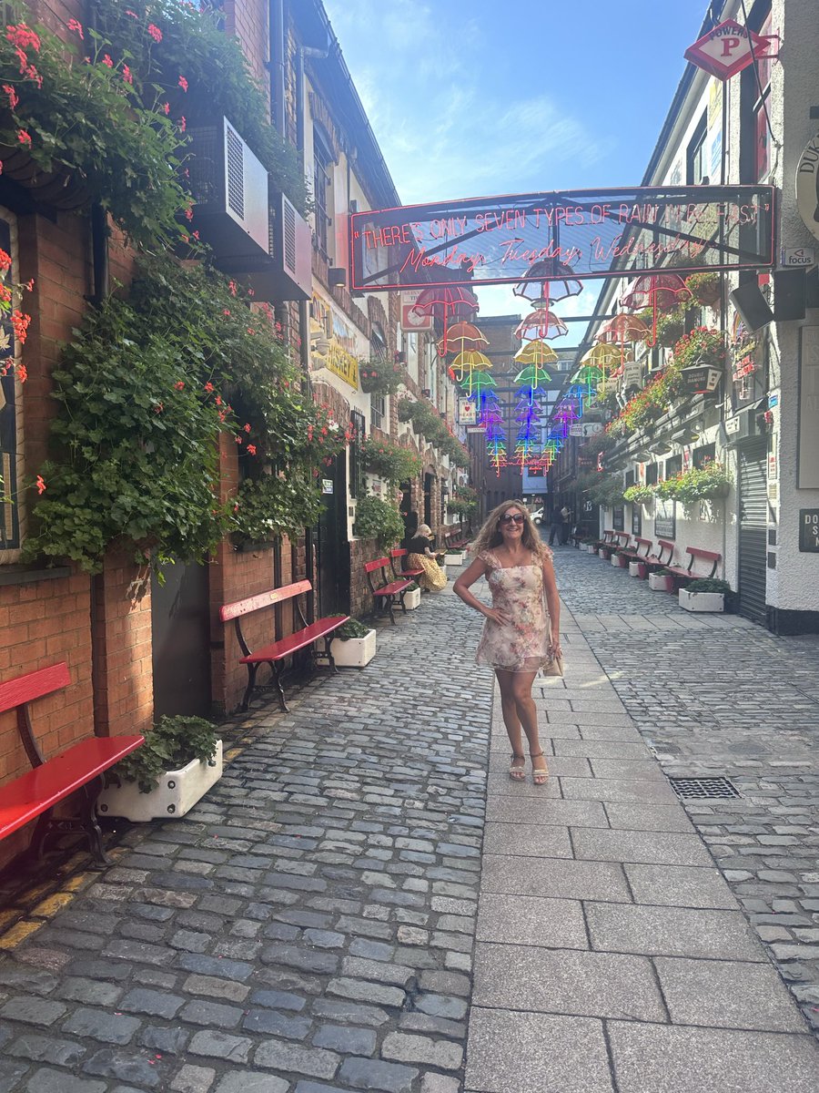EileenPerry1's tweet photo. Hi Placers, missing today’s show due to bad planning. Dropped recycle pods off at Nespresso and got distracted on way home by these death stairs. Could happen to a bishop. #aplaceinthesun https://t.co/pgbrGMdftz