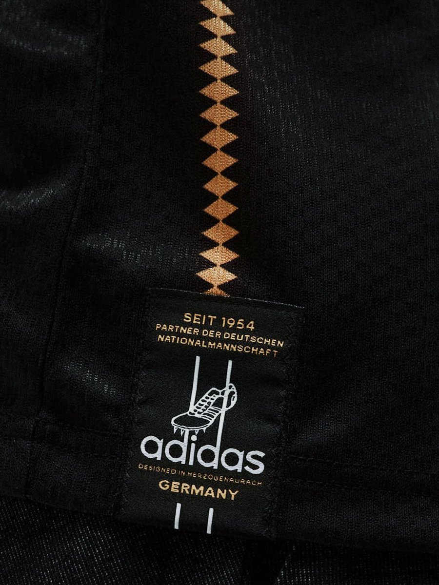 marcadegol's tweet photo. 🇩🇪👋🏼 @adidasfootball se despide de la Selección de Alemania con esta camiseta edición especial.

Adiós, vaquero. https://t.co/t8zbtEPzp8