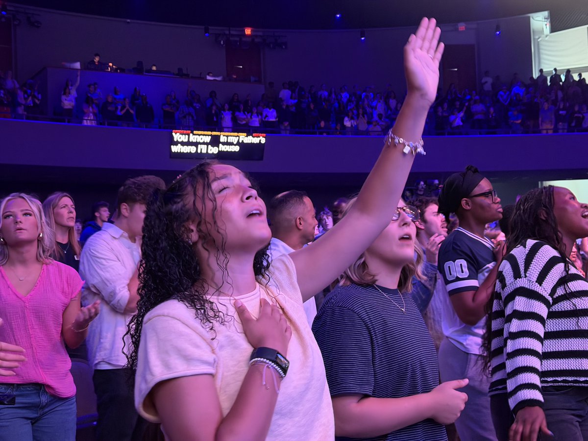 ORUAlumni's tweet photo. Your Wednesday ... halfway from Monday, halfway to Friday, or a NOW-MOMENT for your spiritual growth? Choose GROWTH! Tune in to Chapel &amp; GROW NOW with today's message from ORU President William M. Wilson. Watch LIVE 11 am CDT at https://t.co/8v0oB014KJ or ORU social. https://t.co/0uCTi3vzgd