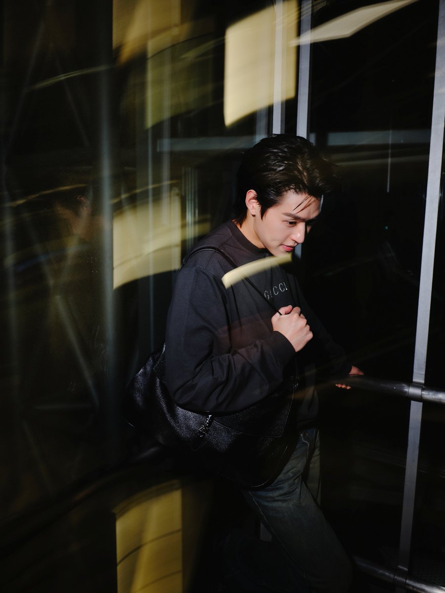 Siam_Paragon's tweet photo. เตรียม Take Off สู่มิลาน ไปกับ Gucci Brand Ambassador บิวกิ้น - พุฒิพงศ์ พร้อมออกเดินทางไปร่วมชมแฟชั่นโชว์ของ Gucci ในคอลเลกชัน Spring - Summer 2027 ภายใต้การออกแบบและวิสัยทัศน์ของ Demna, Artistic Director คนสำคัญของแบรนด์ ที่ Milan Fashion Week ประเทศอิตาลี 
 
โดย “บิวกิ้น” เปิดทริปด้วย Airport Look ในเสื้อสเวตเชิ้ตผ้าคอตตอนเจอร์ซีย์สีเทาเข้ม โดดเด่นด้วยลายพิมพ์กลิตเตอร์ Gucci จากคอลเลกชัน Gucci Primavera จับคู่กับกางเกงเดนิมผ้าฝ้ายฟอกสี ตกแต่งด้วยสัญลักษณ์ Horsebit เสริมลุคด้วยไอเท็มชิ้นเด่นอย่างกระเป๋ารุ่น Jackie Flap หนังนิ่มสีดำเงา พร้อมฮาร์ดแวร์ตัวล็อคแบบพิสตัน (Piston) อันเป็นเอกลักษณ์ มอบความคล่องตัวตลอดการเดินทางด้วยรองเท้าสนีกเกอร์ดีไซน์ยืดหยุ่น Men’s Flex หนังกลับสีดำ

ร่วมติดตามการเดินทางและไฮไลต์สุดเอ็กซ์คลูซีฟตลอดทริปจากมิลานของ Gucci Brand Ambassador พร้อมแฟชั่นโชว์คอลเลกชัน Spring - Summer 2027 ของ Gucci ในวันศุกร์ที่ 25 กันยายน นี้ เวลา 19.00 น. ตามเวลาประเทศไทย ได้ทาง LINE Official Account ของ Gucci Thailand @GUCCITH และ social media ของ Gucci

อัปเดตคอลเลกชันล่าสุดจาก Gucci ได้ที่ชั้น M สยามพารากอน   BILLKIN GLOWING IN MILAN

#Gucci @gucci
#GUCCISS27xBILLKIN 
#BILLKINBAGUCCI
#Bbillkin #SiamParagon