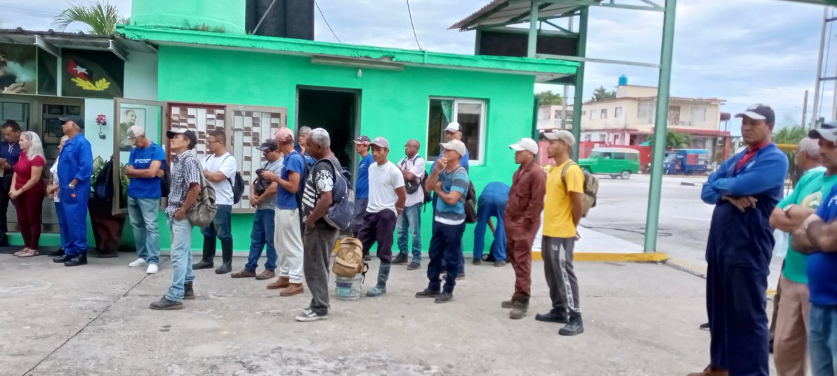 infoelectrom_vc's tweet photo. 🇨🇺Hoy se desarrolló el matutino, espacio para compartir y reflexionar sobre temas de interés para nuestros trabajadores.
📚 Se abordaron las efemérides de la semana, el acontecer nacional e internacional y aspectos relacionados con el nuevo Código de Trabajo. https://t.co/QxA6dc3TqG