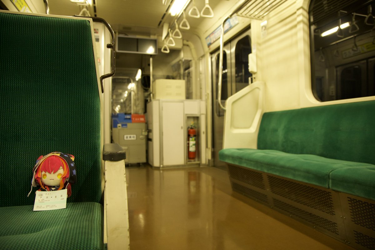 Shoubu__'s tweet photo. シルバーウィーク後半戦in岩手
ねこたつぬいと共にのってたのしい列車(ひなび)と、乗客自分だけの夜汽車に乗り
ぬいすぽっ！miniより高いソフトクリームと📸
#猫汰つな https://t.co/BhdI0H9dtY
