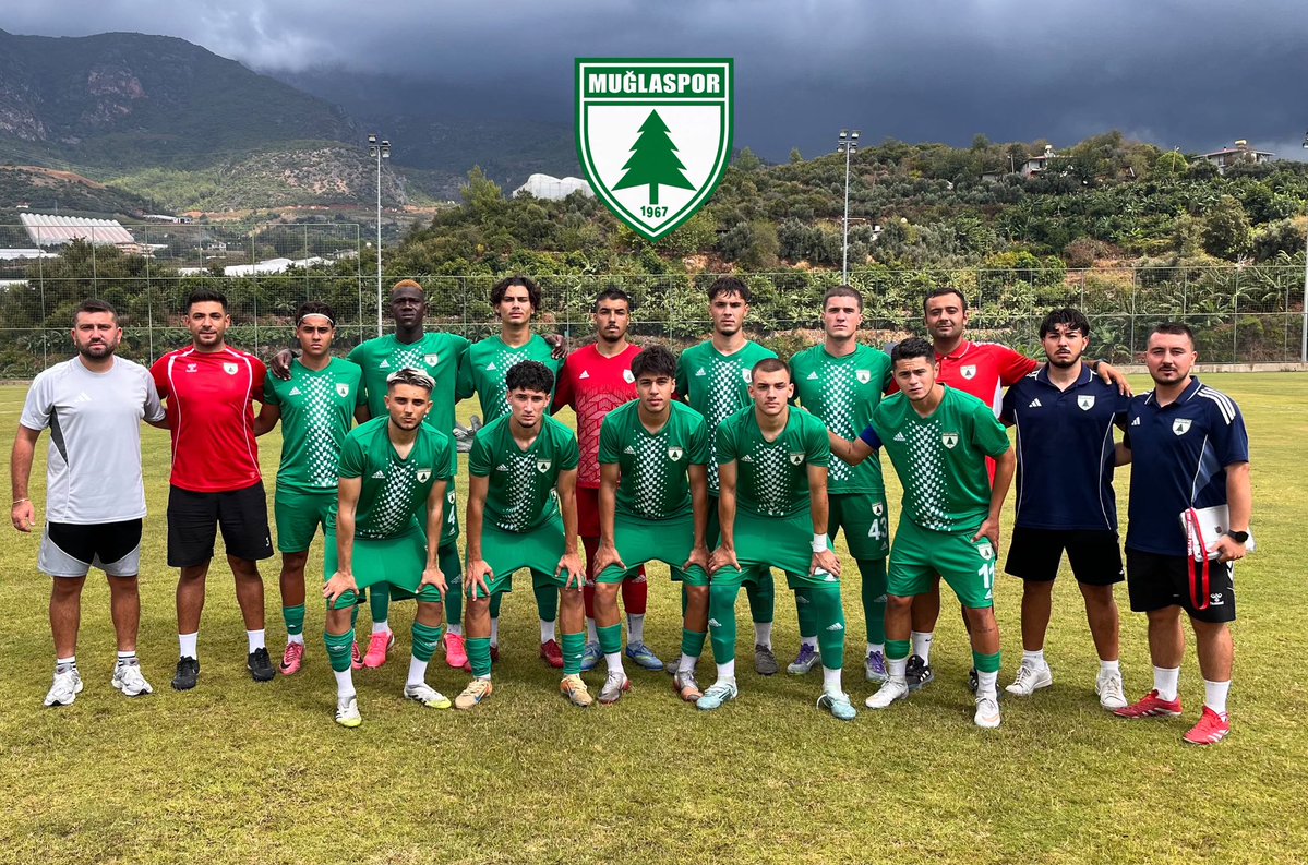 Muglasporfa's tweet photo. 🎙️ U-19 Teknik Direktörümüz Yunus Emre Sürmen’den maç sonu değerlendirmesi

“Lige galibiyetle başlamak bizim için çok önemliydi. Alanya deplasmanında oyuncularım sahada planımıza sadık kalarak disiplinli ve mücadeleci bir oyun ortaya koydu. İlk maçtan 3 puanla dönmek hem moral hem de özgüven açısından değerli.

Tüm oyuncularımı emekleri ve mücadeleleri için tek tek kutluyorum. Önümüzde uzun bir yol var; çalışmaya, gelişmeye ve Muğlaspor formasını en iyi şekilde temsil etmeye devam edeceğiz.

Her zaman yanımızda olan Başkanımız Sayın Menaf Kıyanç’a ve Yönetim Kurulumuza altyapımıza verdikleri destek için teşekkür ediyorum.

@muglasporklb