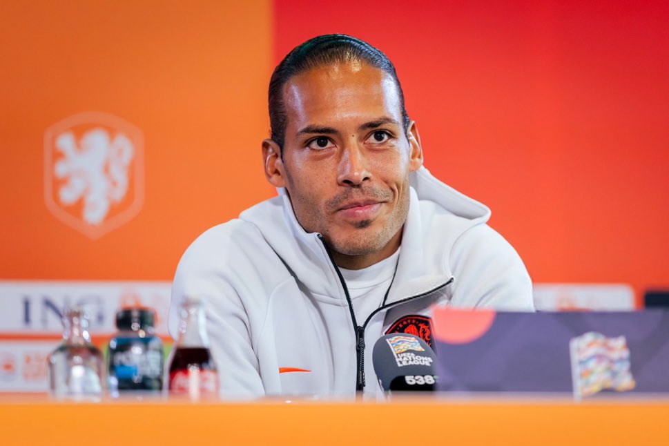 Anfield_Sector's tweet photo. Virgil van Dijk on his decision to continue playing for the Netherlands:

“I needed a holiday with my family and then an important meeting with Xavi. After ten seconds, it was clear I’d carry on.

“What did he say? That I’m Virgil van Dijk…” 🇳🇱🥶 https://t.co/z8ngLR5CSP