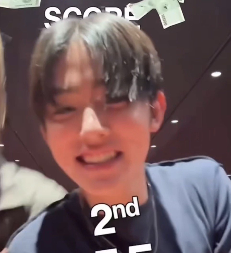eomseaniee's tweet photo. one bite and he is GONE 🥢 https://t.co/xh9wAqS53N