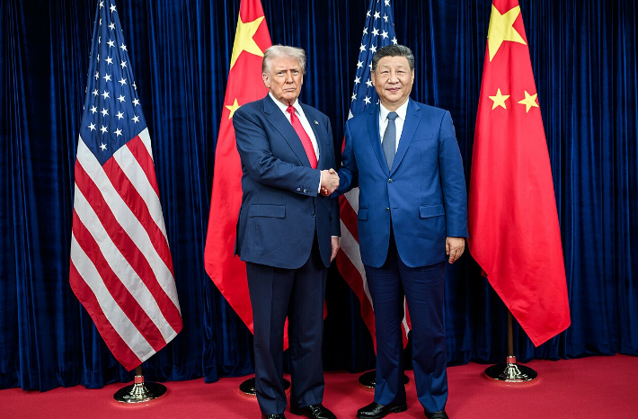 camilatex's tweet photo. Xi’s plane is still en route to Washington. Markets have already priced in part of the base case: extend the trade truce expiring in November, keep tariffs and rare earths stable for now, and don’t expect a major easing of semiconductor controls. After he lands, stocks will move on whether the talks deliver anything beyond that.

$NVDA  $TSM $AVGO $BABA $BA $MP  
#TrumpXi #USChina #Stocks #Semiconductors #RareEarths