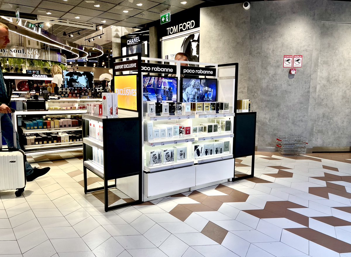 ReciklerkoCans's tweet photo. Designed as a freestanding island, it allows travelers with luggage to easily circle the display without disrupting foot traffic.
https://t.co/XKr2GDx55x
#VisualMerchandising #VMDesign #RetailDesign #StoreDesign #DutyFreeShop #PerfumeDisplay #LuxuryRetail #SpatialDesign https://t.co/GzQHbNBoHk