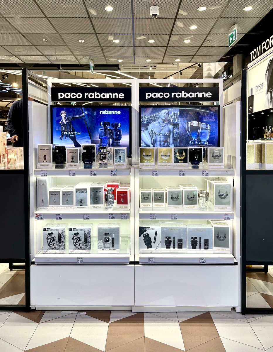 ReciklerkoCans's tweet photo. Designed as a freestanding island, it allows travelers with luggage to easily circle the display without disrupting foot traffic.
https://t.co/XKr2GDx55x
#VisualMerchandising #VMDesign #RetailDesign #StoreDesign #DutyFreeShop #PerfumeDisplay #LuxuryRetail #SpatialDesign https://t.co/GzQHbNBoHk