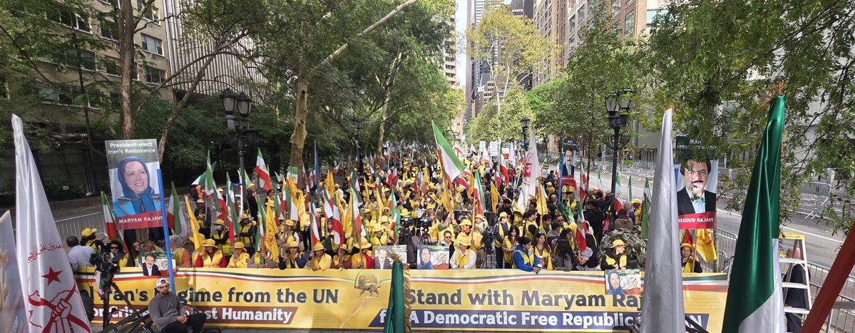 Maryam_Rajavi_P's tweet photo. دومین روز تظاهرات ایرانیان آزاده در مقابل مجمع عمومی ملل متحد ـ نیویورک
رژیمی که بر ایران حاکم است، نماینده مردم ایران نیست، بلکه دشمن مردم و مسئول کشتار نسل جوان ایران است. همچنین تهدیدی است علیه صلح و امنیت منطقه و جهان.
اما جنگ اصلی بین مردم ایران و مقاومت سازمان‌یافته از یک سو و از سوی دیگر با فاشیسم دینی است. مردم ایران مصمم هستند که به این دیکتاتوری پایان دهند.
#FreeIran2026NYRally
#UNGA
https://t.co/s6rjyvxxBE