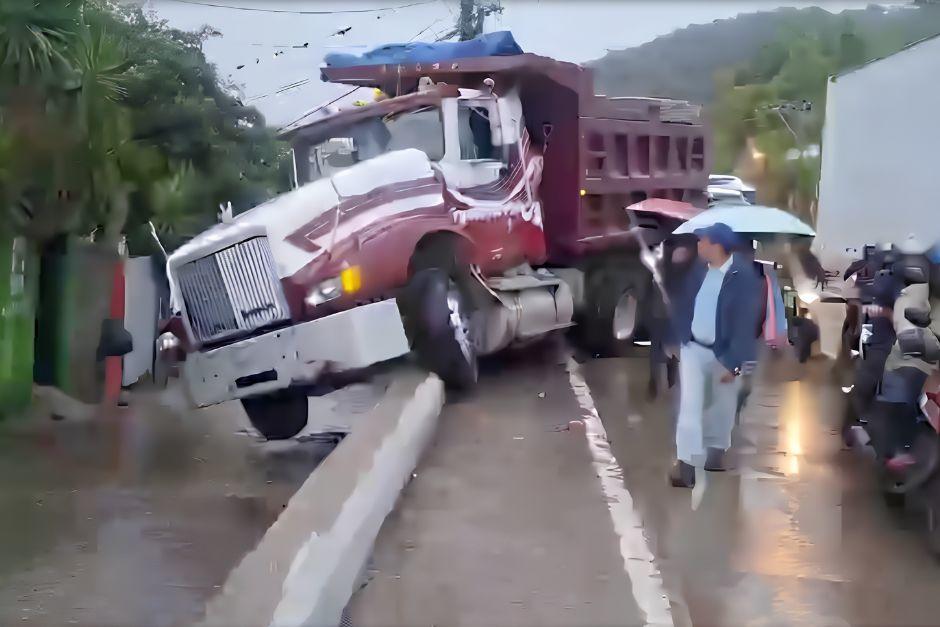 Tránsito en ruta al Atlántico: accidente de camión provoca congestionamiento