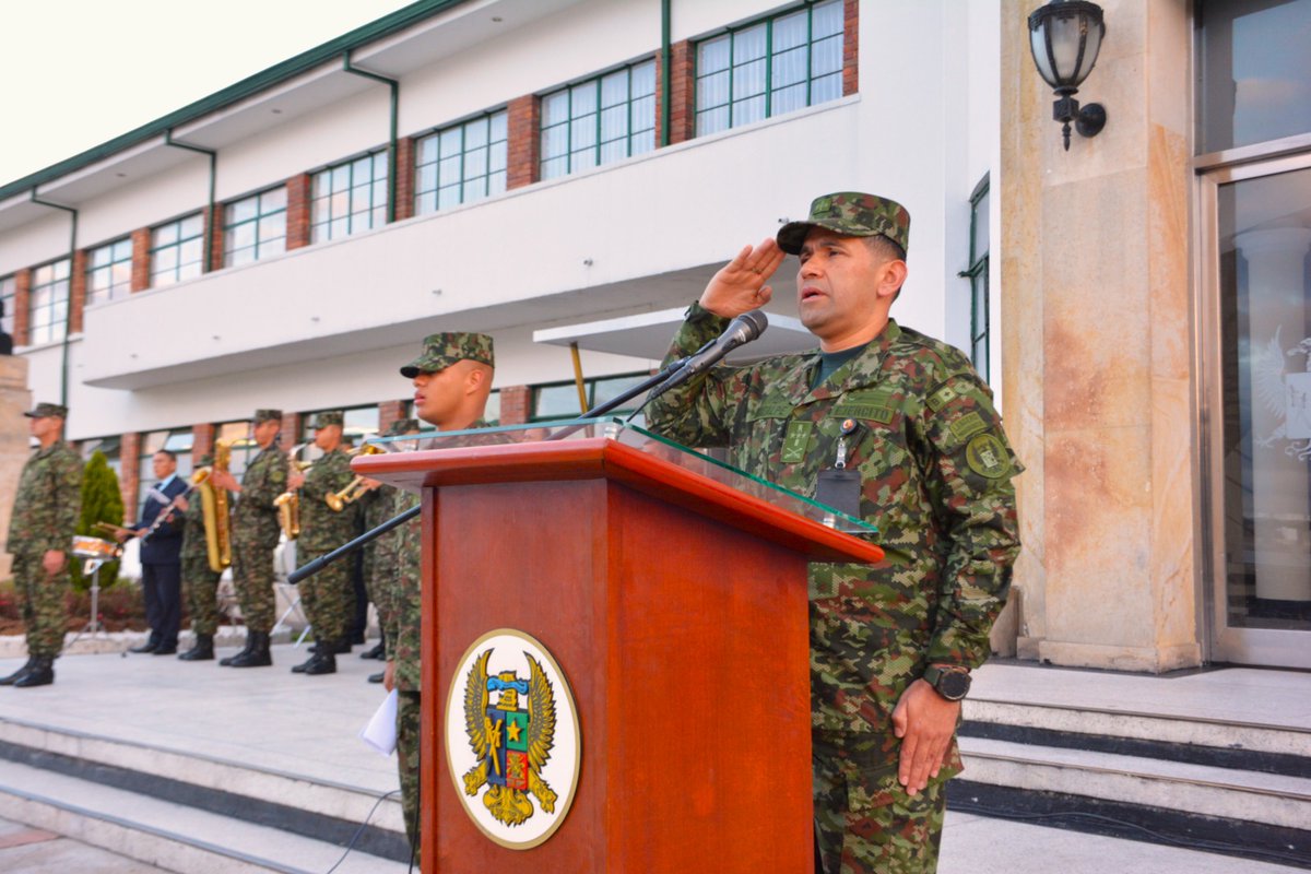 ESMIC_EJC's tweet photo. El Coronel Carlos Andrés Realpe Trujillo, subdirector de la #ESMIC, lideró la Relación General, resaltando la vocación militar, disciplina, principios institucionales, respeto por los DD. HH. y preparación ante las exigencias operacionales del territorio. #LíderesEJC https://t.co/1N3VSwLT8c