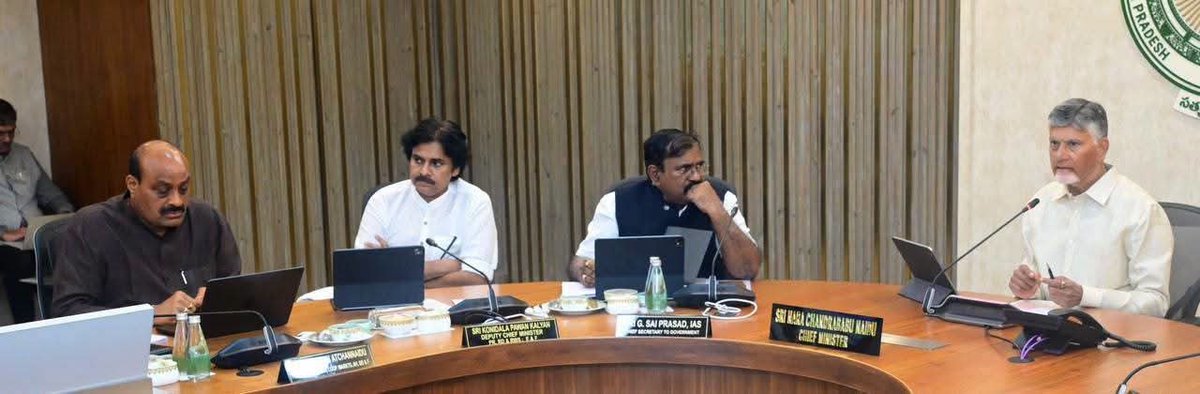 nmdfarookmla's tweet photo. రాష్ట్ర అభివృద్ధి.. ప్రజా సంక్షేమమే ధ్యేయంగా కీలక నిర్ణయాలు.

గౌరవ ముఖ్యమంత్రి శ్రీ @ncbn గారి అధ్యక్షతన రాష్ట్ర సచివాలయంలో ఈరోజు నిర్వహించిన రాష్ట్ర క్యాబినెట్ సమావేశంలో సహచర మంత్రులతో కలిసి పాల్గొన్నాను.

రాష్ట్ర సమగ్ర అభివృద్ధి, ప్రజా సంక్షేమానికి సంబంధించిన పలు అంశాలపై క్యాబినెట్‌లో చర్చించాం. ప్రజల ఆకాంక్షలకు అనుగుణంగా రాష్ట్రాన్ని అభివృద్ధి పథంలో మరింత ముందుకు తీసుకెళ్లేందుకు సమష్టిగా కృషి చేస్తున్నాం.
#ChandrababuNaidu #CabinetMeeting  #AndhraPradesh