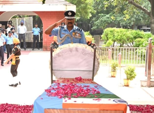 IAF_MCC's tweet photo. The Indian Air Force pays solemn tribute to Flt Lt Alfred Tyrone Cooke, VrC (Retd), decorated fighter pilot and hero of the 1965 Indo-Pak War, whose last rites were held in New Delhi today.

Air Marshal Ashutosh Dixit, Vice Chief of the Air Staff, and Air Marshal George Thomas, AOC-in-C, Western Air Command, paid homage on behalf of the Indian Air Force.

Flying the Hawker Hunter with No. 14 Squadron, Flt Lt Cooke displayed exceptional courage during the aerial engagement over Kalaikunda on 07 Sep 1965, shooting down an enemy F-86 Sabre despite being outnumbered. For his conspicuous gallantry and devotion to duty, he was awarded the Vir Chakra.

His valour and service to the Nation will continue to inspire generations of Air Warriors.

Touch the Sky with Glory.

#IndianAirForce #VirChakra #1965War

@DefenceMinIndia
@SpokespersonMoD
@HQ_IDS_India
@adgpi
@indiannavy
@CareerinIAF 
@air_veterans