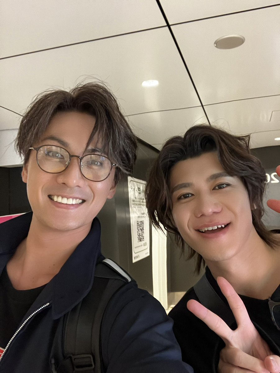 kazuki_kato1007's tweet photo. 電車降りたらまさかのばったり笑笑
ディナーショーおつかレオン(^-^)
#新浜レオン https://t.co/HRkrHonKzd