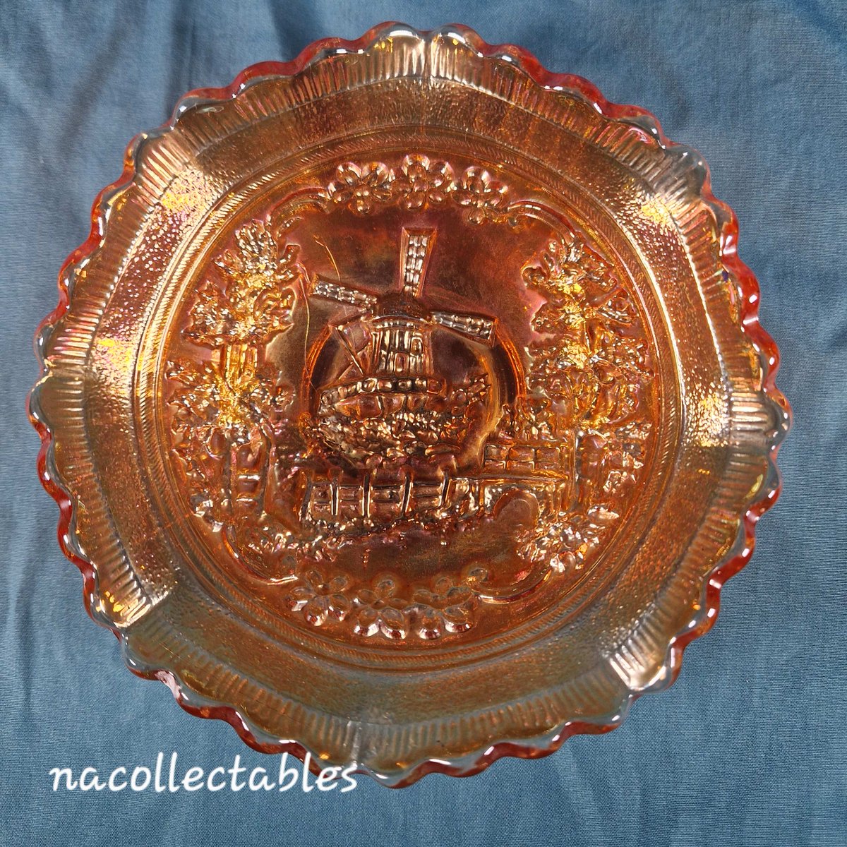 nacollectables's tweet photo. Here is a carnival glass bowl with an unusual design of a windmill in the centre. This was made by Imperial Glass in the early 1900's and was described as a berry bowl. 
@EverRotating #vintageshowandsell #carnivalglass #berrybowl #ImperialGlass #antiqueglass https://t.co/if3DoeAPqW