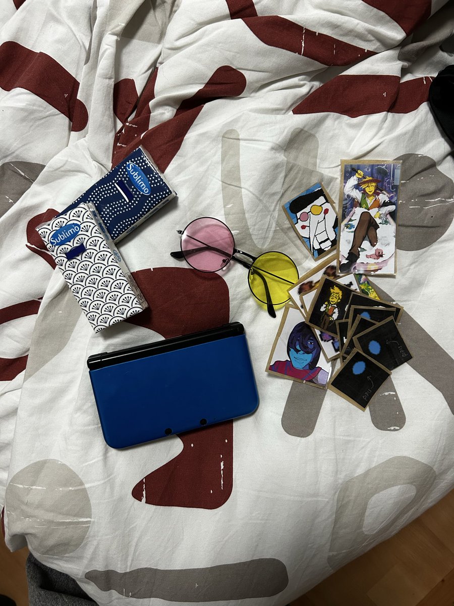 wizorde's tweet photo. Le big starter pack du concert (JAI OUBLIÉ LR MÉDAILLON COLLECTOR TUEZ MOI) https://t.co/cijRsJGcmh