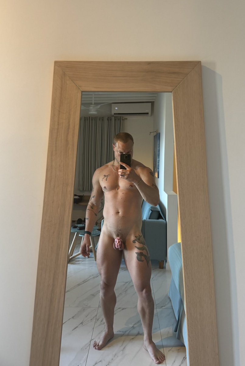 badhimbo1's tweet photo. into feet? https://t.co/9Afsr2jTOX