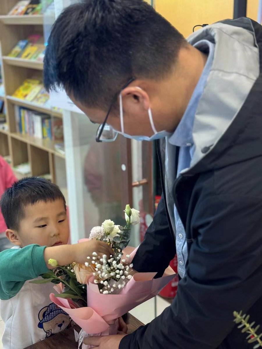 CurtDepreealv's tweet photo. Hoy hicimos manualidades de papel juntas! Mi hija me enseó a hacer una flor de origami preciosa, ahora la tenemos en el salón. https://t.co/rhHhTLqqI1