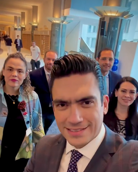 galvanochoa's tweet photo. 🔴 Twiteratti
Turismo político pagado con los impuestos de los mexicanos responsables. Estos políticos no fueron votados por nadie. Gastan lo que no trabajan. Son ninis.

Eva.monroy.378 (Facebook)

✒️ https://t.co/mVxysXDgW2 https://t.co/MNSROdQVSB