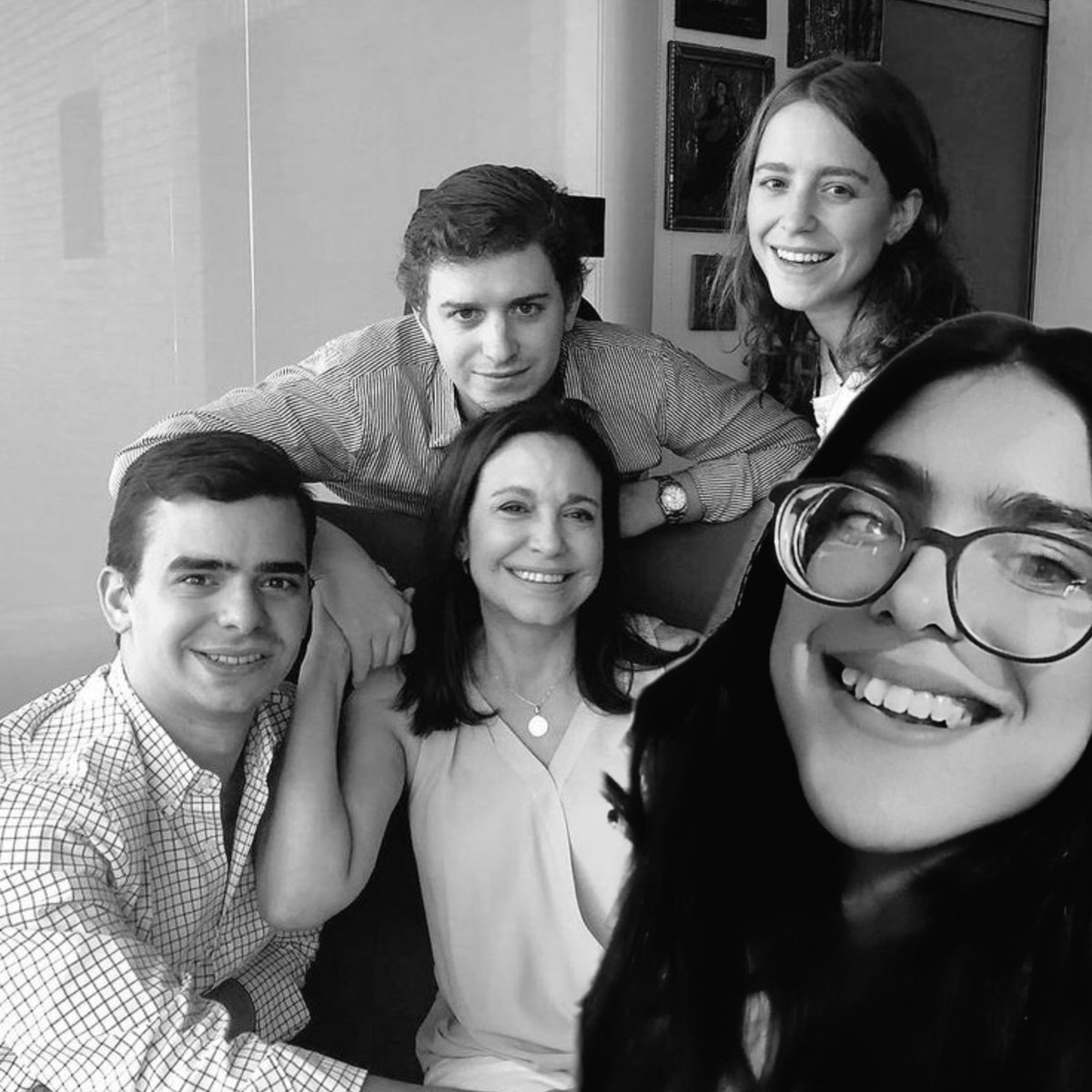 gloriabonalde7's tweet photo. Mis 4 amores ❤️ 
La mayor: @anacorinasosa 
Los varones y guardaespaldas de sus hermanas: Ricardo y Enrique 
Y mi bebé chiquita: mi mayor amor @mcmachado22 💗 

Pd: la chiquita está soltera jeje 🤭 

#sexrol &amp; #freerol https://t.co/3vFPKYSNZk