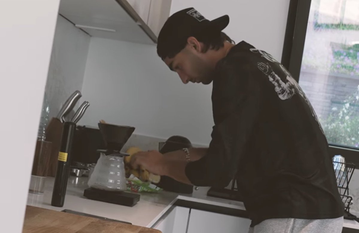 xcowboylikemel's tweet photo. imagínate desperate todos los días y que ferran sea lo primero que veas al despertar. y te esté esperando haciéndote un café en la cocina 😭 https://t.co/kg1GIUSSzy