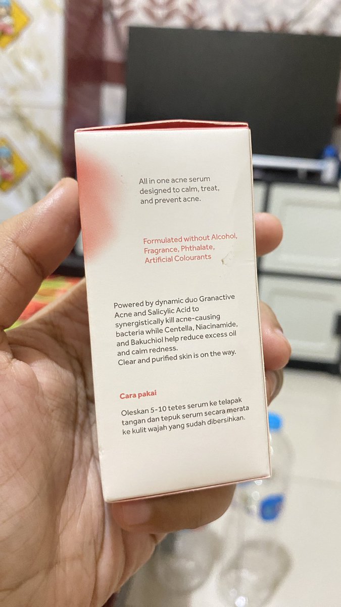 badforroses's tweet photo. lagi mau coba serum ini, sebelumnya udh pernah coba yg ungu dan cocok. cm karna muka lg ngamuk pake ini dulu, smga cocok jg kaya yg unguu https://t.co/B8YtVjBqGV