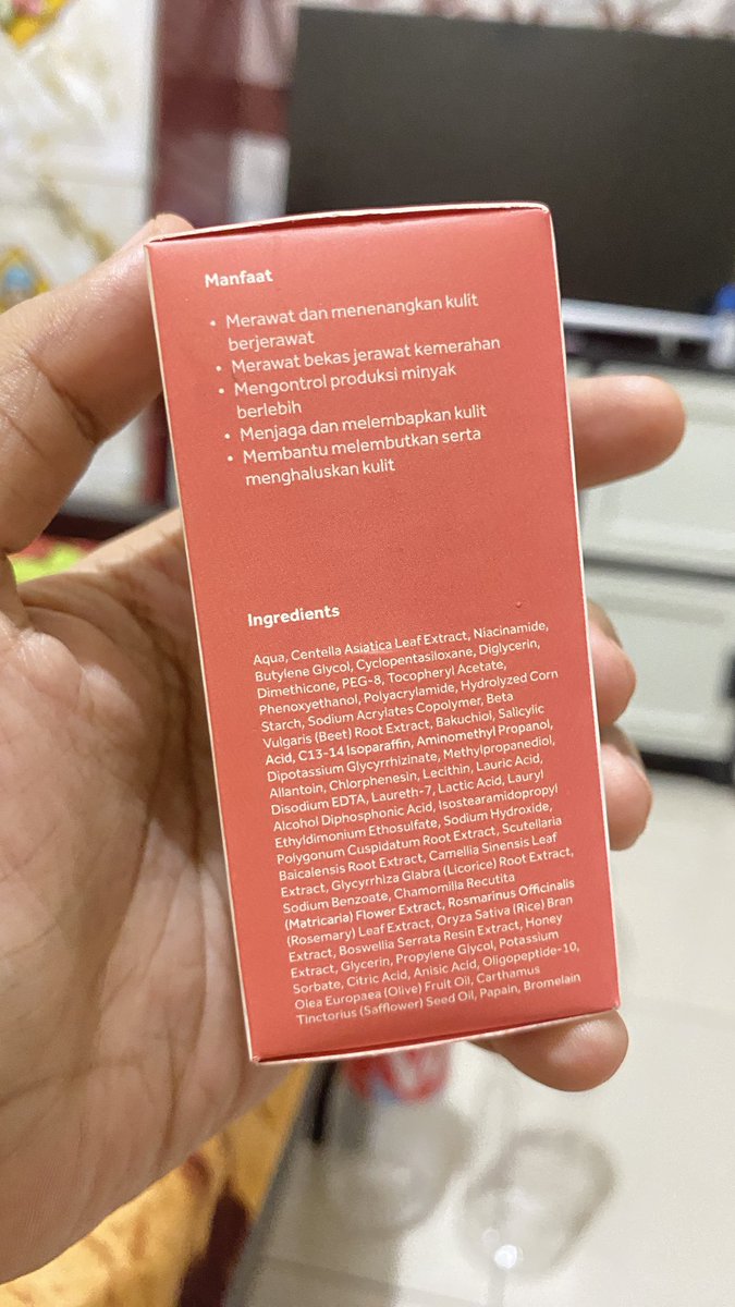 badforroses's tweet photo. lagi mau coba serum ini, sebelumnya udh pernah coba yg ungu dan cocok. cm karna muka lg ngamuk pake ini dulu, smga cocok jg kaya yg unguu https://t.co/B8YtVjBqGV