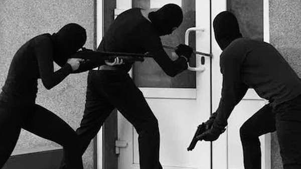 CrimeWatchZW's tweet photo. Hello, please hide ID. I work kuCID Homicide.

We are seeing a lot of cases of armed robberies, especially in Harare and Bulawayo. In Harare, the areas mostly affected are Waterfalls, followed by Harare West, particularly Marlborough, Mabelreign and Westgate. Other affected areas include Borrowdale West, Mandara, Bluff Hill and Greendale.

In Bulawayo, the areas mostly affected are Nkulumane, Cowdray Park, Old Luveve, Parklands, Morningside, Saucetown and Harrisville.

Please try to warn the public not to fight or resist robbers when they attack. In 90% of cases, that is when civilians are killed during a robbery. These guys havauye kuzoba vasina ma weapons and vanenge vakawanda. You are not John Wick or Mr Nobody.

It’s not okay kunzwa kuti munhu akabaiwa because airamba kuvapa phone yeUS$300. It doesn’t make sense. Avoid kufamba husiku, especially after 10 pm.

Avoid telling people your business and your money, especially close relatives and friends, chero vana chaivo.

Kana uchibata mari yakawanda, don’t stay kumaNew Stands or quiet neighbourhoods pasina security. Better stay kumaGated communities because they will come for you one day.

Also try to have security measures like dogs, cameras and if possible a security guard. This will fend off a lot of crime pamaProperties enyu.