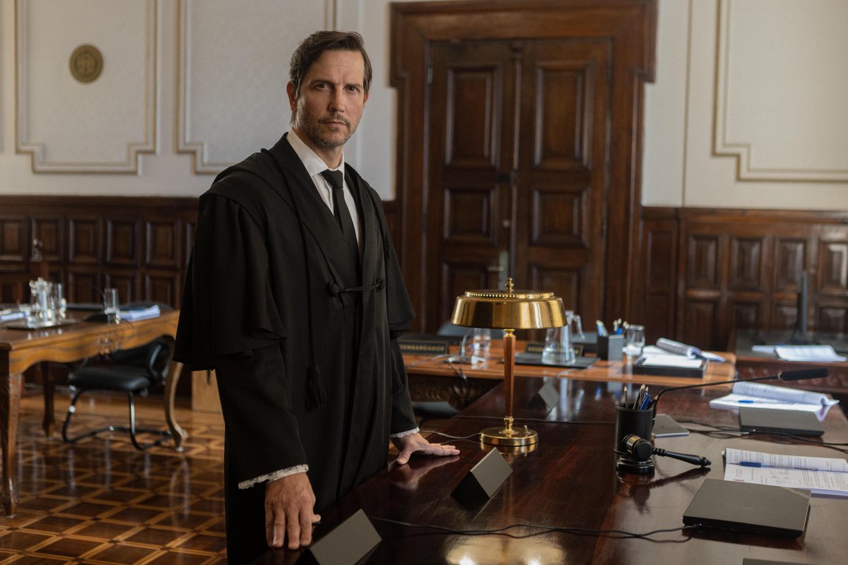 NetflixBrasil's tweet photo. Uma renomada professora de Direito está convencida de que um homem foi condenado injustamente por assassinato e decide fazer de tudo para provar sua inocência. Para isso, Inez reúne um grupo de jovens estudantes e mergulha em um caso que carrega um peso pessoal. Entre eles está Marina, uma jovem brilhante e determinada a ultrapassar qualquer limite em nome da justiça. O que Inez não sabe é que Marina está conectada ao episódio mais traumático de sua vida: o tiro que levou em um julgamento.

Habeas Corpus, nova série de drama jurídico estrelada por Marjorie Estiano e Any Gabrielly, já está disponível.