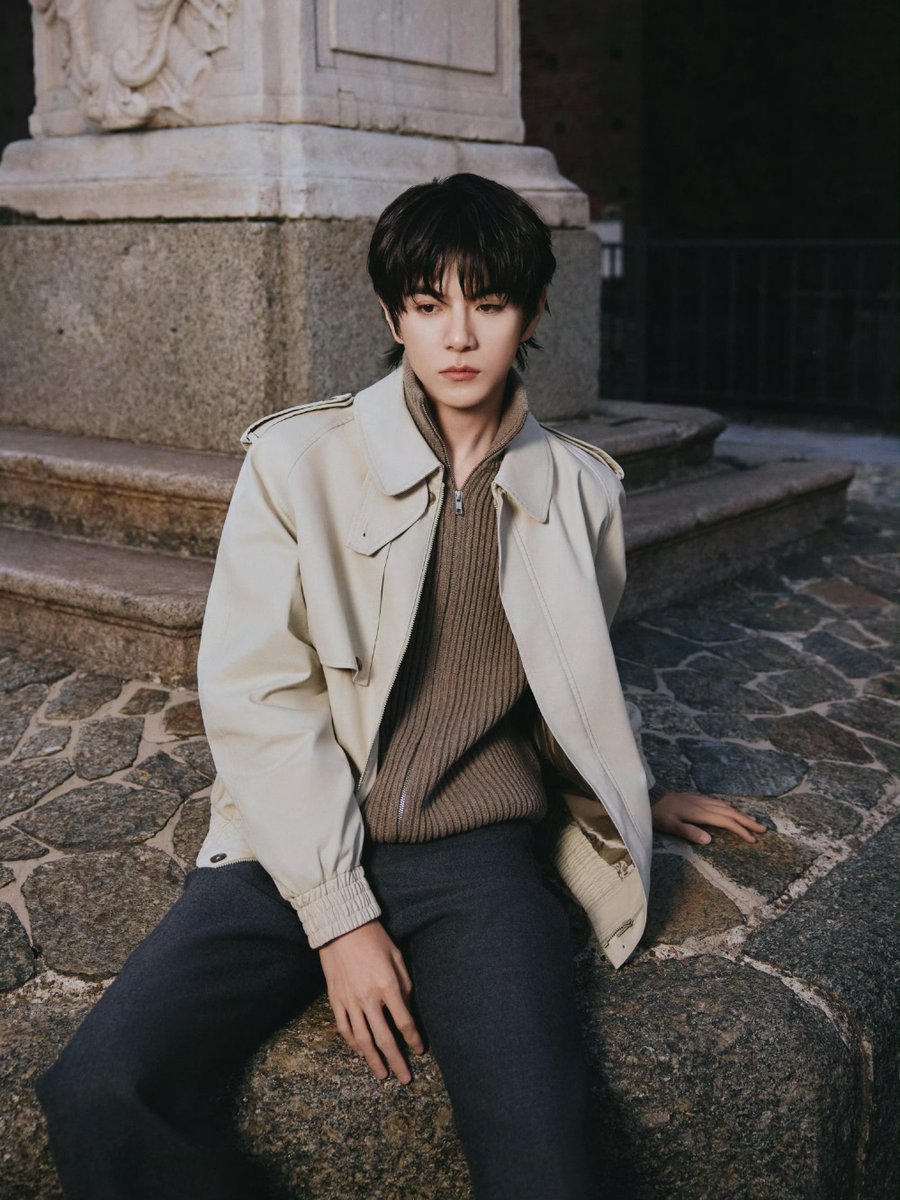 Hmeekkk's tweet photo. Pure sophistication and undeniable aura! Lyu Sitong never fails to amaze us at the MM6 Maison Margiela SS27 show.

#MM6XLyuSitong 
#AylioMFWSS27 
#LyuSiTong https://t.co/uytei0d4va