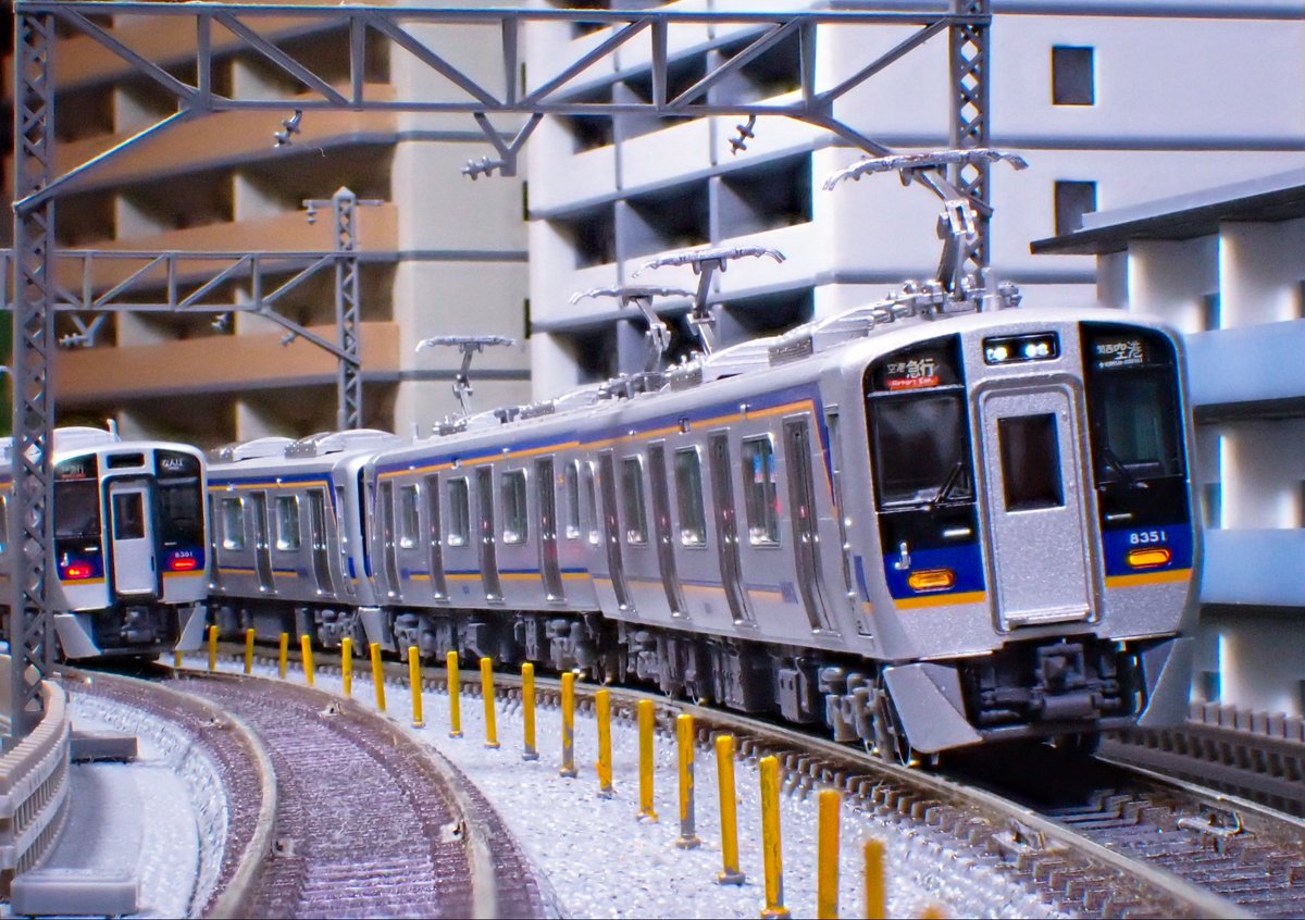 TCDn_gauge's tweet photo. ポポンデッタ南海8300系
TOMIX築堤大カーブを使用した即席レイアウトにて撮影しました
後ろには未整備の8300系初期車入が😯
（空港急行なんば行き） https://t.co/77XzXUGQUH