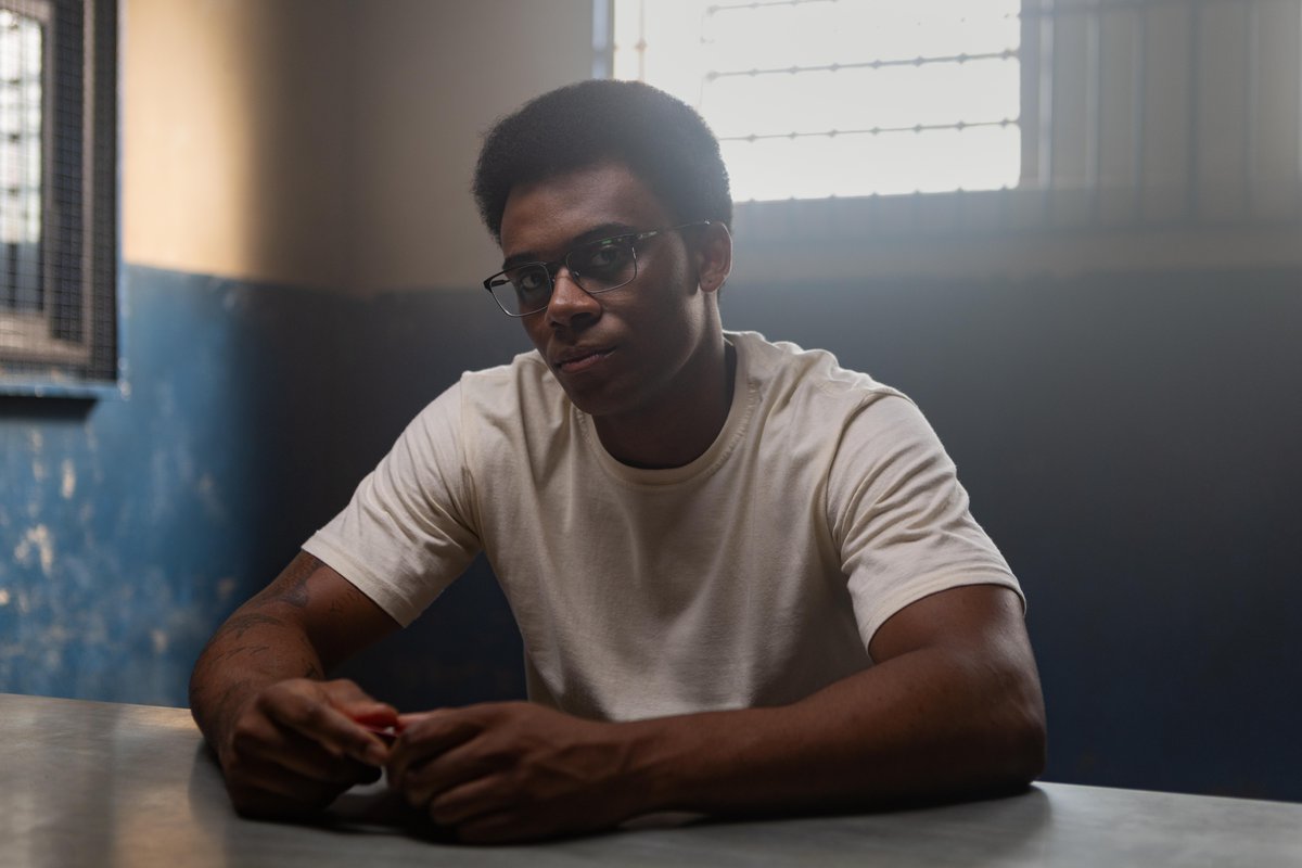 NetflixBrasil's tweet photo. Uma renomada professora de Direito está convencida de que um homem foi condenado injustamente por assassinato e decide fazer de tudo para provar sua inocência. Para isso, Inez reúne um grupo de jovens estudantes e mergulha em um caso que carrega um peso pessoal. Entre eles está Marina, uma jovem brilhante e determinada a ultrapassar qualquer limite em nome da justiça. O que Inez não sabe é que Marina está conectada ao episódio mais traumático de sua vida: o tiro que levou em um julgamento.

Habeas Corpus, nova série de drama jurídico estrelada por Marjorie Estiano e Any Gabrielly, já está disponível.