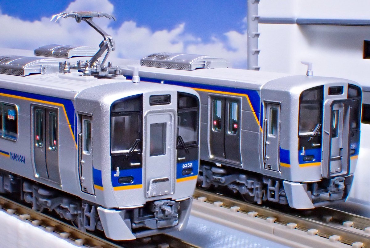 TCDn_gauge's tweet photo. ポポンデッタ南海8300系
先頭車同士の連結は純正パーツだとサン板の干渉により感覚が広めになってしまいます😕
そうじゃ模型（＠souja_mokei ）製NK8300用TN台座と折り畳んだサン板パーツを採用することにより、リアルな連結間隔になりました🤗

#南海8300 https://t.co/vqDC8xAjyQ