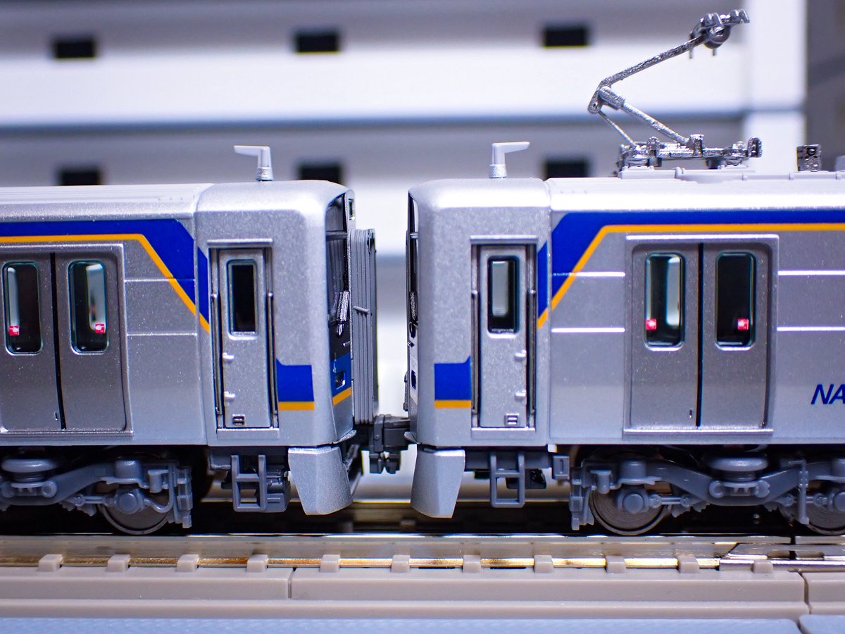 TCDn_gauge's tweet photo. ポポンデッタ南海8300系
先頭車同士の連結は純正パーツだとサン板の干渉により感覚が広めになってしまいます😕
そうじゃ模型（＠souja_mokei ）製NK8300用TN台座と折り畳んだサン板パーツを採用することにより、リアルな連結間隔になりました🤗

#南海8300 https://t.co/vqDC8xAjyQ