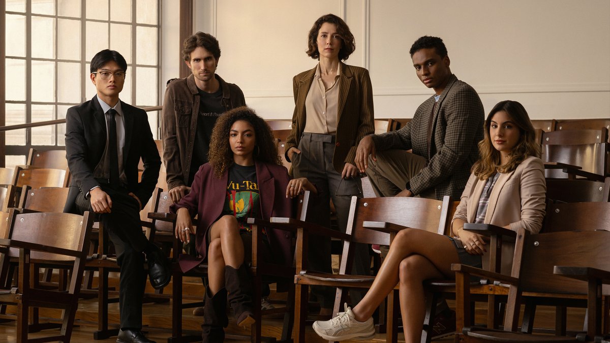 NetflixBrasil's tweet photo. Uma renomada professora de Direito está convencida de que um homem foi condenado injustamente por assassinato e decide fazer de tudo para provar sua inocência. Para isso, Inez reúne um grupo de jovens estudantes e mergulha em um caso que carrega um peso pessoal. Entre eles está Marina, uma jovem brilhante e determinada a ultrapassar qualquer limite em nome da justiça. O que Inez não sabe é que Marina está conectada ao episódio mais traumático de sua vida: o tiro que levou em um julgamento.

Habeas Corpus, nova série de drama jurídico estrelada por Marjorie Estiano e Any Gabrielly, já está disponível.
