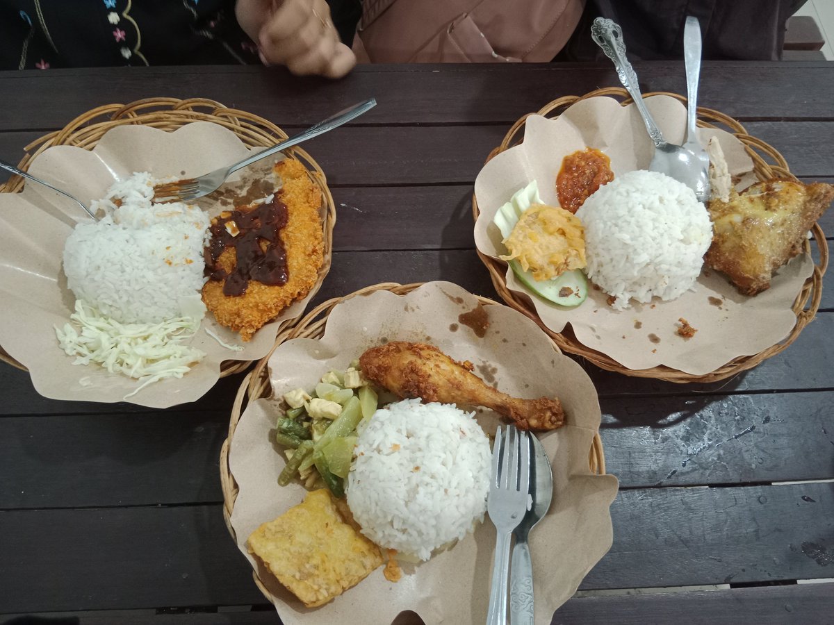 dhareia's tweet photo. mam di kantin faperta jujur endul 💛 ayam goreng rempah 💛 https://t.co/A3WZeL1HnZ