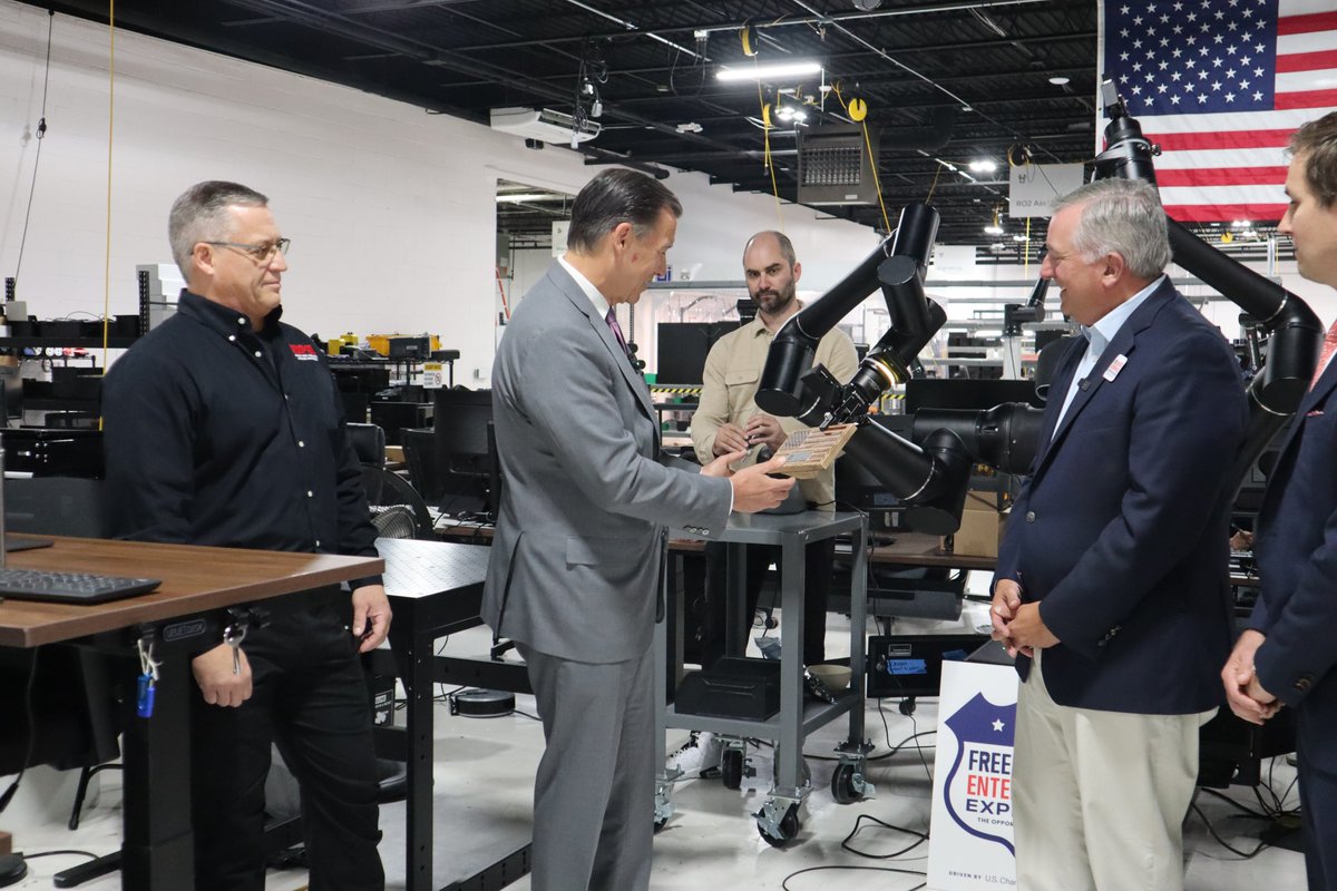 NeilBradleyDC's tweet photo. The #FreeEnterpriseExpress rolled into Glen Cove NY to visit @standardbots, 🇺🇸's largest mfgr of AI-native industrial robots -- bldg the tools that help others build things in 🇺🇸

@RepTomSuozzi joined us to receive Advocate for American Business Award https://t.co/E0LZGka01u https://t.co/yg6x44osq5