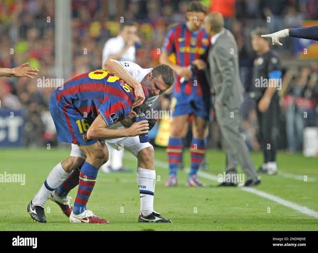 Autonomousy5ww's tweet photo. @FrankTheBiker91 @Barca_Archive Robbery huh? He literally hit busquets in the face and what about bojan goal being wrongfully disallowed for a supposed yaya toure handball even though it hit his abdomen and the hand was close to his body lol even jose thought the goal was ruled out because of an offside https://t.co/zDzx9lqXfb