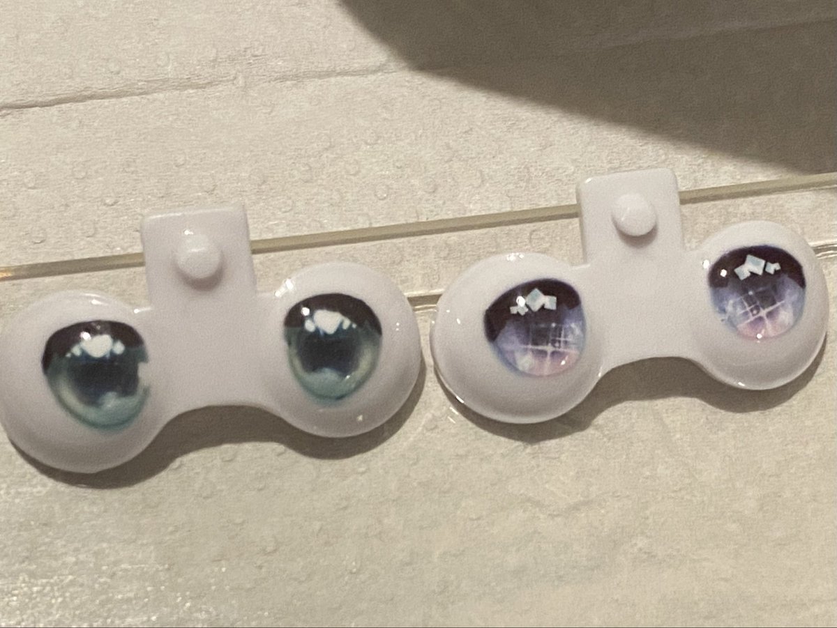 HBCocoon's tweet photo. モフモフおやすみのデカールと、ノーメイク？のアイパーツをつかってアイを作ってみました。

レジンは未知の領域だったけど、100均で色々揃えて試してみました！

ツヤツヤにコーティングされてて凄い✨️
1人で感動(≧▽≦)
レジンアイとかちょっと作ってみたくなっちゃいます♪ https://t.co/P8JKxc4TKJ