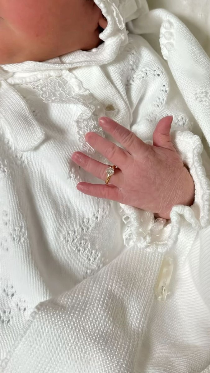 rds32c's tweet photo. 💍🤍🤍 https://t.co/iGEsXmJFRX