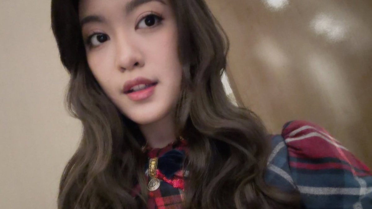 Azuma7h8's tweet photo. @Greesel_JKT48
Di antara ribuan bintang di langit,
ada satu cahaya yang terasa berbeda.
Bukan karena paling terang,
tapi karena mampu membuat malam terasa lebih indah. 
Mungkin seperti senyummu,
sederhana namun punya cahaya
yang membuat mata ingin terus memandang https://t.co/qIdXVPrnyx