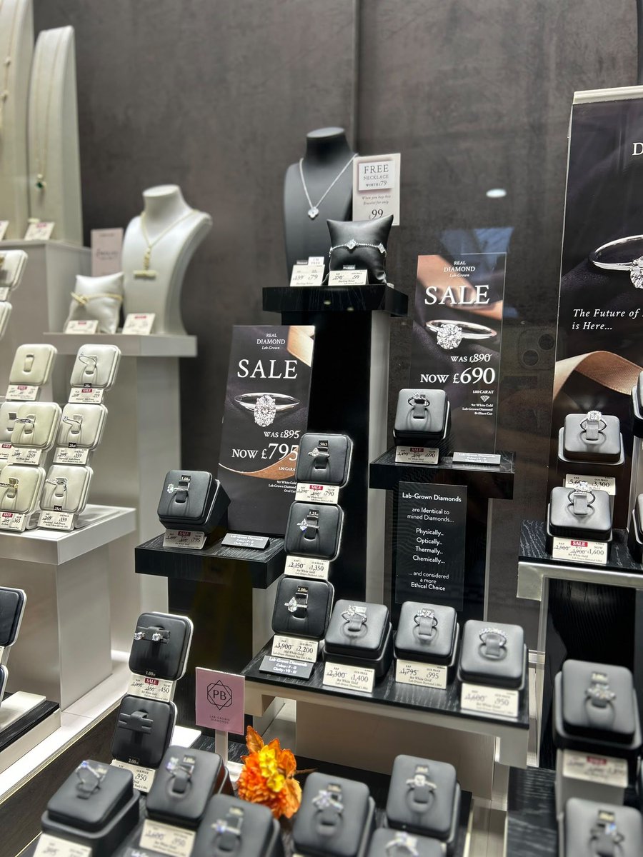 ChurchSquareSC's tweet photo. 💍 Warren James at Church Square has amazing offers and deals!

Whether you are treating yourself or looking for the ideal gift, pop in and discover all the amazing offers!

📍 Warren James, Church Square Shopping Centre, St Helens
#ChurchSquare #StHelens #WarrenJames #Jewellery https://t.co/3IRGHdsnc3