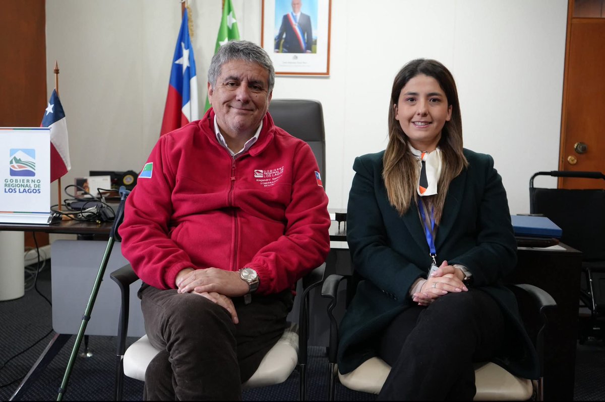 GoreLosLagos's tweet photo. 🤝 El gobernador regional @ale_santanat recibió a la @seremisalud10, Fernanda Robles, en su primera visita al @GoreLosLagos. Abordaron los desafíos regionales en salud, el Plan de Salud del GORE y nuevas acciones de coordinación para avanzar en soluciones concretas. https://t.co/aoHEOkKtlm