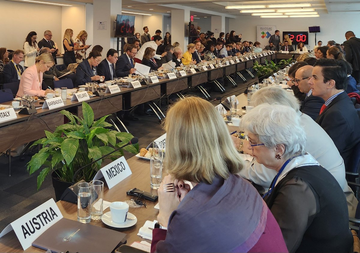 AnayansiRCamejo's tweet photo. Participamos en reunion ministerial #CELAC-UE marco #AGNU81. Ratificamos importancia preservar este espacio cooperación, sin condicionamientos y atendiendo prioridades ambas partes. Denunciamos bloqueo EEUU 🆚️ #Cuba y cerco energético y llamamos a preservar ALC como #ZonadePaz. https://t.co/G78v76OxE5