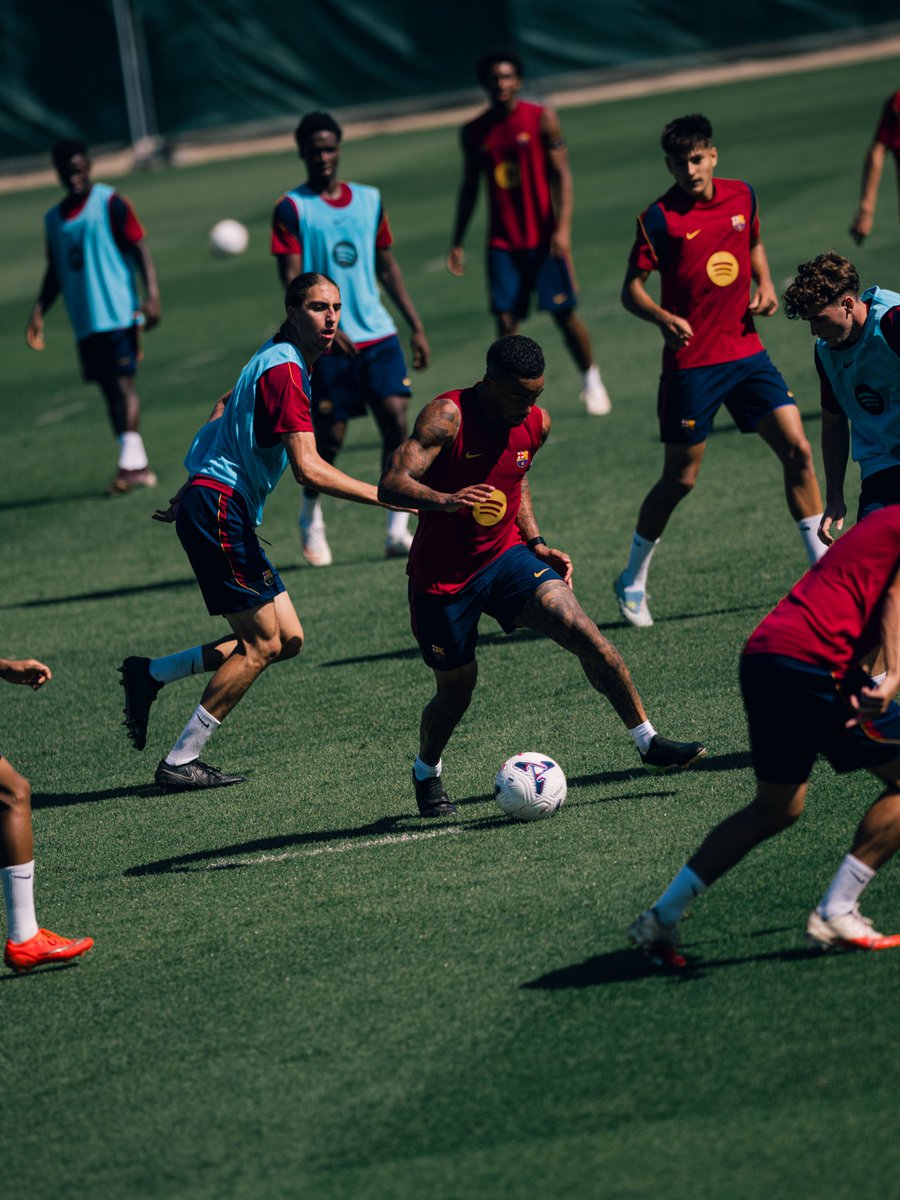 FCBarcelona_cat's tweet photo. Tota l'atenció sobre la pilota 👀 https://t.co/DdscLaCIZ5