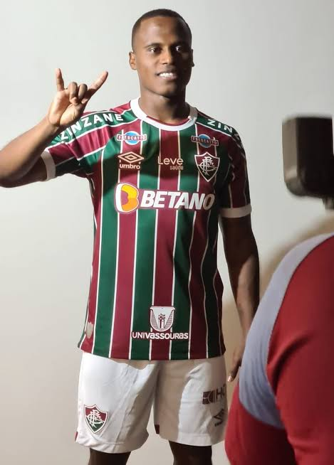 albertsonsini's tweet photo. @VerdadeFlu o que é isso na camisa do fluzão na liberta de 2023????? um patrocinio de bet? não acredito nisso, achei que só o Palmeiras ganhava titulo com dinheiro de patrocinio https://t.co/2ft6XAadzu